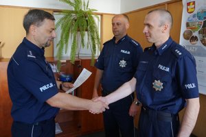 Komendant insp. Ryszard Skowroński wręcza rozkaz personalny nowemu Komendantowi Komisariatu  Policji w Łazach.