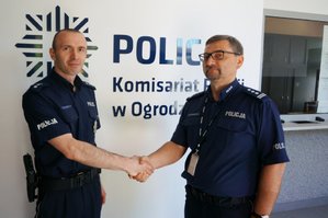 Komendant insp. Ryszard Skowroński dziękuje byłemu komendantowi Komisariatu Policji w Ogrodzieńcu.