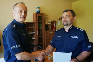 Komendant insp. Ryszard Skowroński wręcza rozkaz personalny nowemu Komendantowi Komisariatu Policji w Ogrodzieńcu