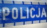 Zdjęcie napisu policja umieszczonego na drzwiach radiowozu