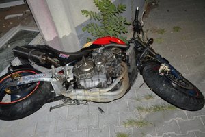 Rozbity leżący motocykl