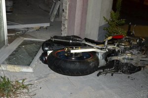 Rozbity leżący motocykl