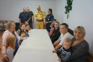 Policjanci wraz z druhem OSP Niegowonice prowadzą spotkanie z dziećmi