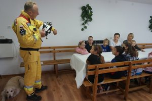 Druh OSP Niegowonice prowadzi spotkanie z dziećmi