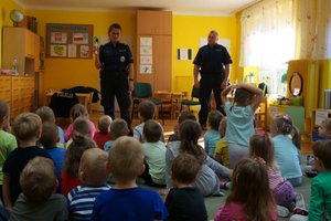 Policjanci na prelekcji u przedszkolaków