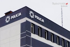 Fragment budynku Komisariatu Policji w Łazach z napisem policja.