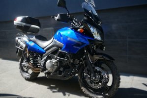 Na zdjęciu widoczny motocykl w kolorze niebieskim.