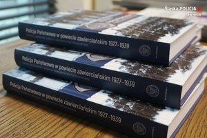 Widoczne trzy leżące na sobie książki z tytułami na grzbietach: Policja Państwowa w powiecie zawierciańskim 1927 - 1939