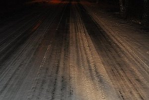 Na zdjęciu widoczna zaśnieżona jezdnia