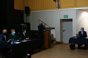 Komendant Powiatowy Policji w Zawierciu inspektor Jacek Kurdybelski przemawia na sesji Rady Gminy Łaz.