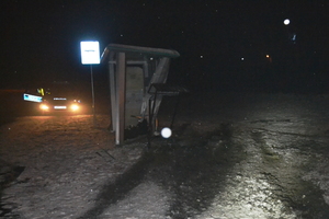 Widoczne miejsce zdarzenia - po lewej stronie radiowóz stojący obok wiaty przystanku autobusowego.