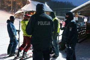 Na zdjęciu widoczni policjanci i narciarze.