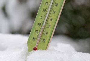 Na zdjęciu widoczny termometr, wskazujący minusową temperaturę.