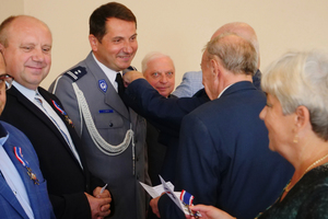 Na zdjęciu widoczni uczestnicy uroczystości, wśród nich Zastępca Komendanta Powiatowego Policji w Zawierciu młodszy inspektor Arkadiusz Miśta, który zostaje odznaczony Honorową Odznakę Zarządu Wojewódzkiego w Katowicach
