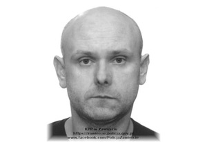 Zdjęcie czarno-białe poszukiwanego Wojciecha Lech. Na dole zdjęcia widoczne napisy: KPP w Zawierciu, https://zawiercie.policja.gov.pl, www.facebook.com/PolicjaZawiercie