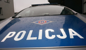 Na zdjęciu widoczna maska radiowozu z symbolem ruchu drogowego i napisem POLICJA.