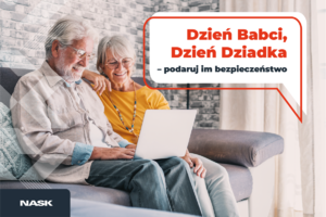 Na zdjęciu widoczna starsza kobieta i starszy mężczyzna, którzy siedzą na kanapie i korzystają z laptopa. Widoczny także napis: Dzień Babci, Dzień Dziadka - podaruj im bezpieczeństwo, NASK.