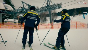 Na zdjęciu widoczni dwaj policjanci na nartach.