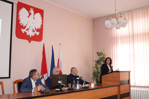 Na zdjęciu widoczna na mównicy Anna Nemś - Pełnomocnik Wojewody Śląskiego do spraw kobiet.