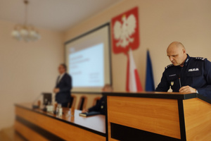Na zdjęciu widoczny na mównicy Komendant Powiatowy Policji w Zawierciu inspektor Jacek Kurdybelski.