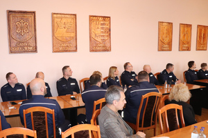 Na zdjęciu widoczni policjanci i zaproszeni goście na odprawie rocznej Komendy Powiatowej Policji w Zawierciu.
