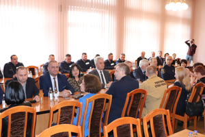 Na zdjęciu widoczni policjanci i zaproszeni goście na odprawie rocznej Komendy Powiatowej Policji w Zawierciu.