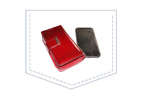 Grafika przedstawiająca kieszeń, w środku której znajduje się czerwony portfel i czarny telefon komórkowy.