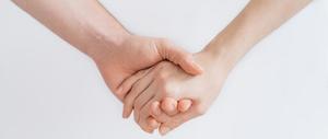 Na zdjęciu widoczne dwie trzymające się ręce. Zdjęcie pochodzi ze strony: https://www.gov.pl/web/sprawiedliwosc/pomoc-ministerstwa-sprawiedliwosci-dla-osob-dotknietych-przemoca.
